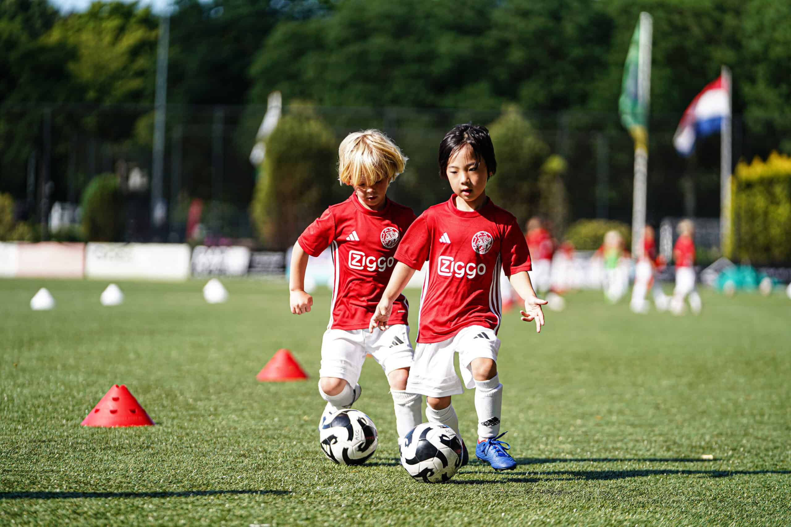Kinder voetbalschool Ajax Camps & Clinics, jeugdsport en voetbaltraining op topniveau.