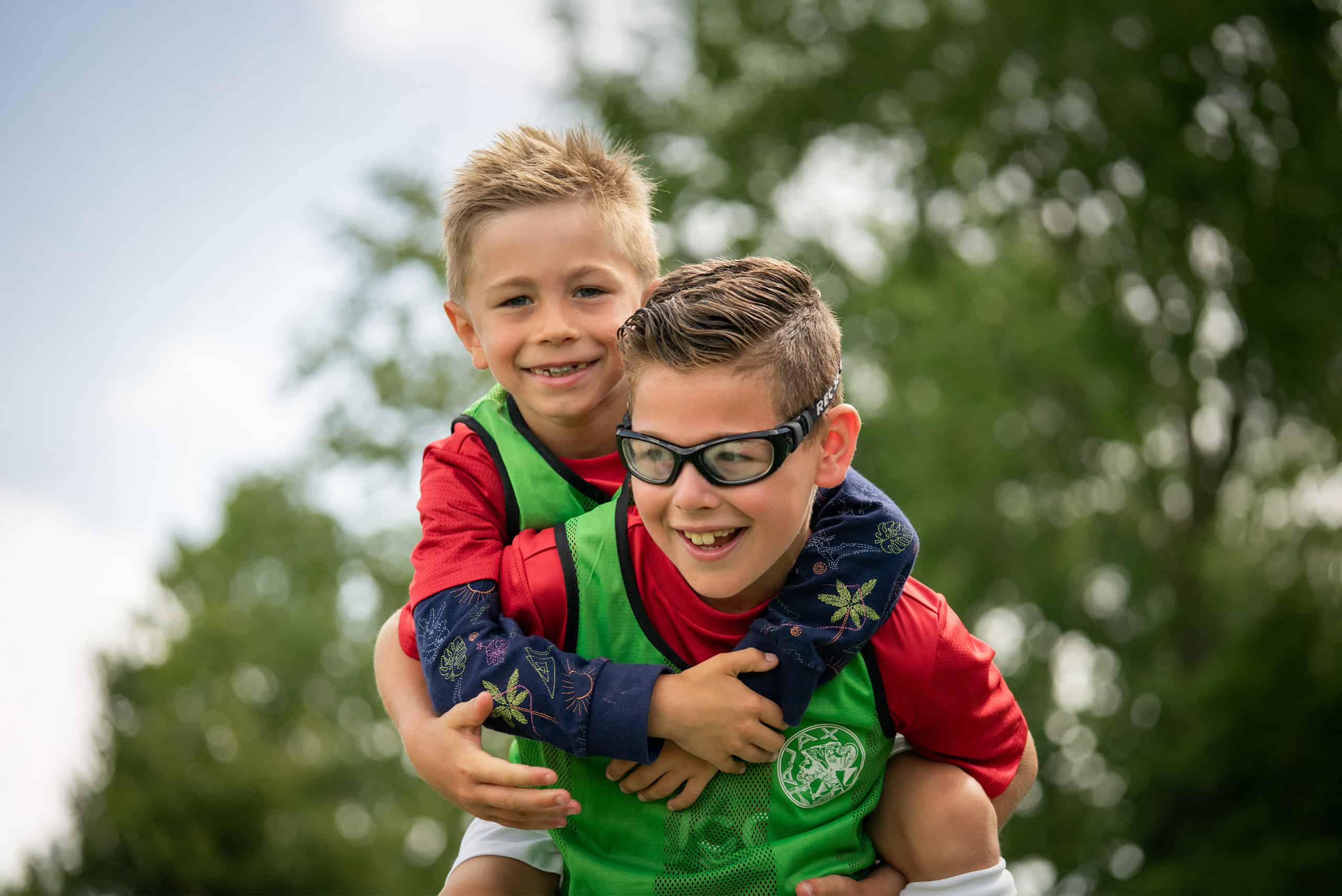1. Speelse jeugdactiviteit bij Ajax Camps en Clinics in Nederland.