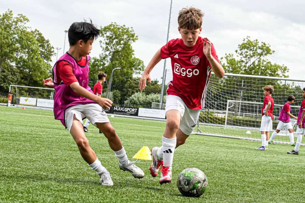 1. Jonge voetballers trainen bij Ajax Camps en Clinics in Nederland.
