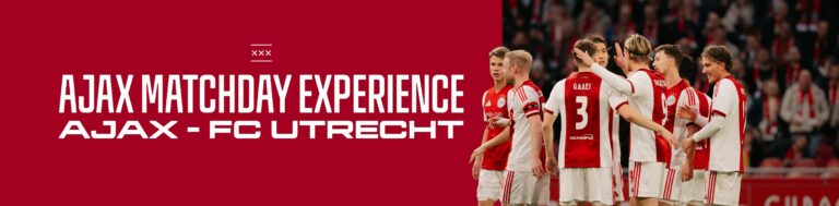 Ajax Matchday Experience: jonge spelers en fans genieten van de wedstrijd.