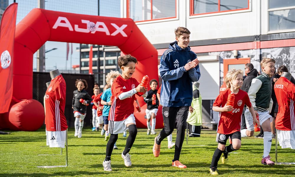Kinder voetbalschool Ajax Camps & Clinics, jeugdsport en voetbaltraining op topniveau.